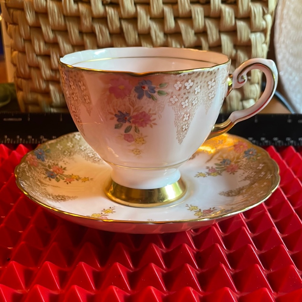 BEAUTIFUL ANTIQUE TUSCAN TEACUP AND SAUCER IN PINK & GOLD